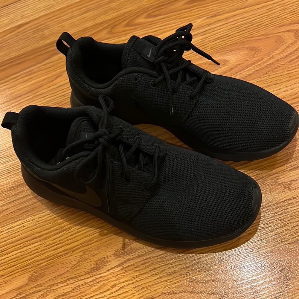 Nike black sneakers women’s roshe size 8